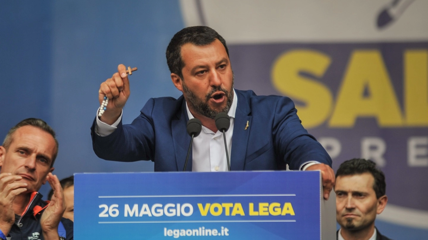 Matteo Salvini con il rosario in mano sul palco in piazza Duomo a Milano (Lapresse)
