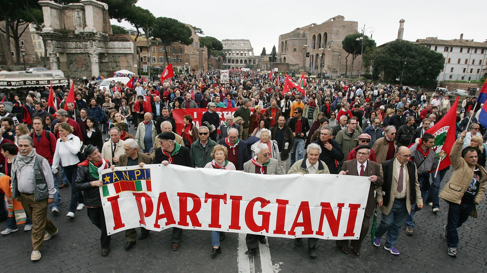 25 aprile a Roma, dalle celebrazione ufficiali ai cortei alle festa, con buona pace del traffico