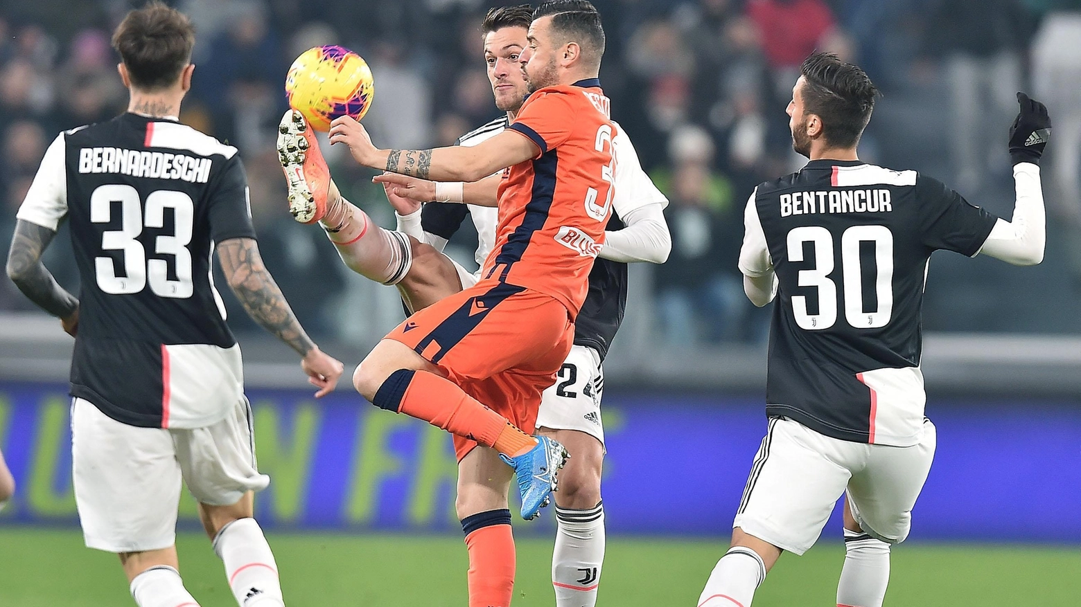 Un contatto di gioco durante Juventus-Udinese (Ansa)