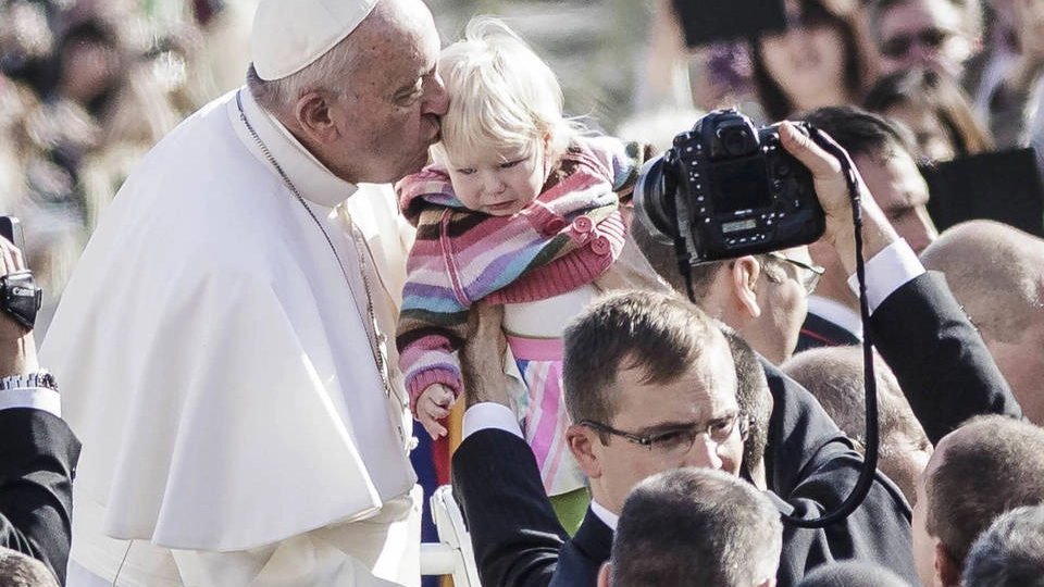 Bagno di folla per Papa Francesco. "Mi manca la strada", ha confessato (Olycom)