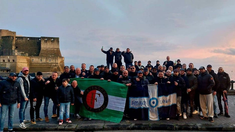 Ultras olandesi arrivati a Napoli in vista della partita all'Olimpico di Roma, le foto diffuse dai social