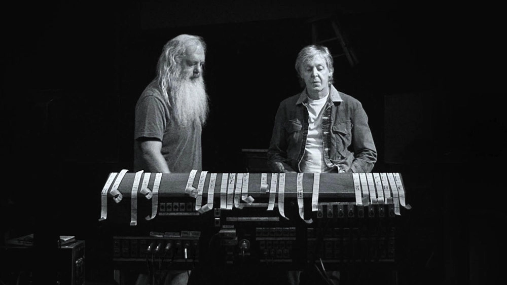 Paul McCartney e Rick Rubin in una scena della docuserie