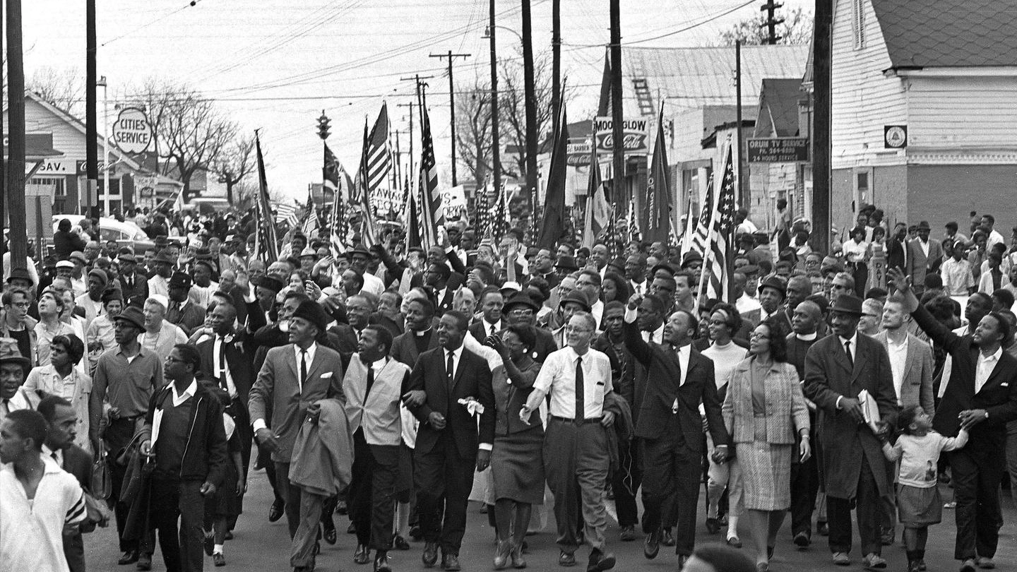 Martin Luther King guida la marcia a Selma nel 1965 (Ansa)