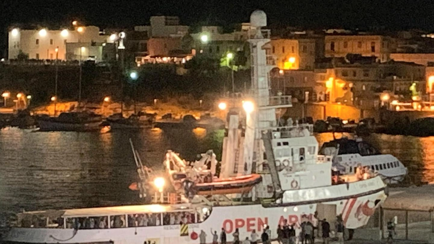 Open Arms in porto a Lampedusa (Ansa)