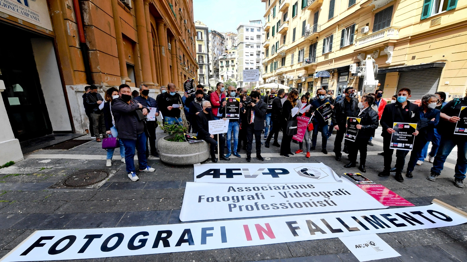 Covid, Napoli: flash mob operatori wedding davanti a sede Regione 