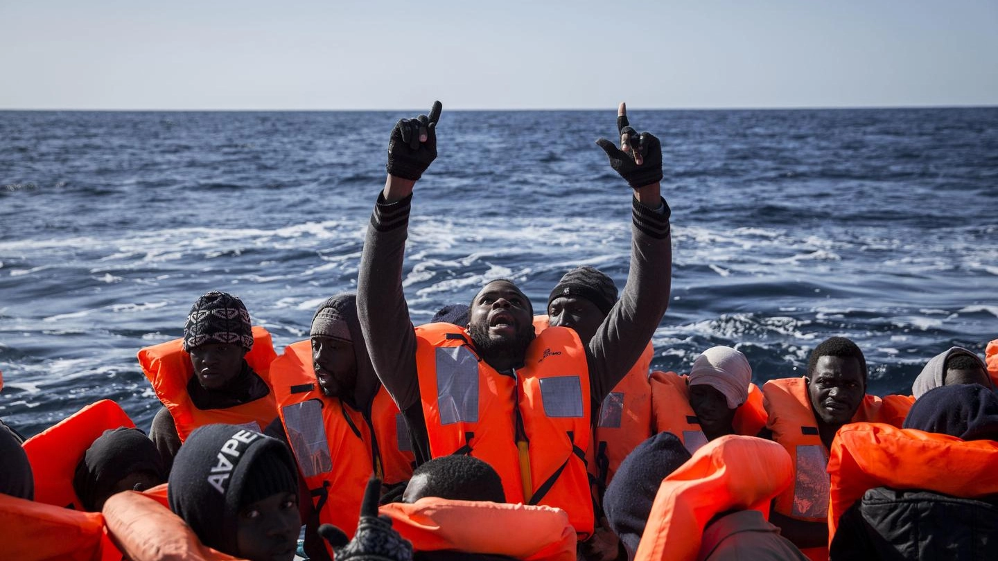 Alcuni migranti salvati nel Mediterraneo (Ansa)