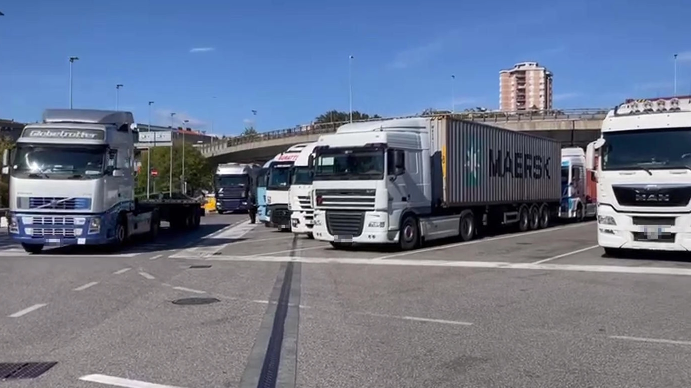 Camion all'esterno del porto di Trieste (Ansa)