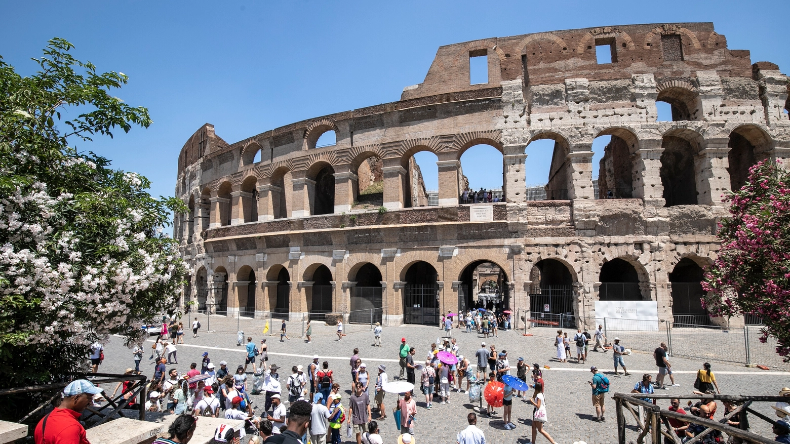 Colosseo e turisti a Roma (LaPresse)