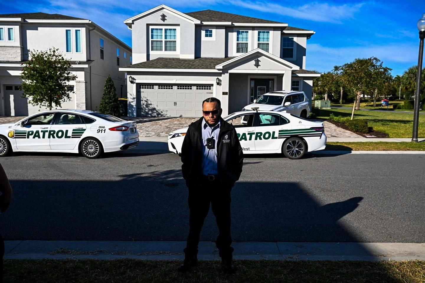 Un agente della security davanti alla casa affittata da Bolsonaro in Florida (Ansa)