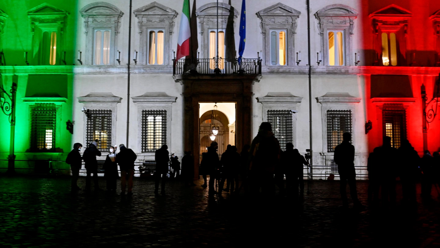 Giornalisti davanti Palazzo Chigi per documentare il vertice di Governo (Ansa)