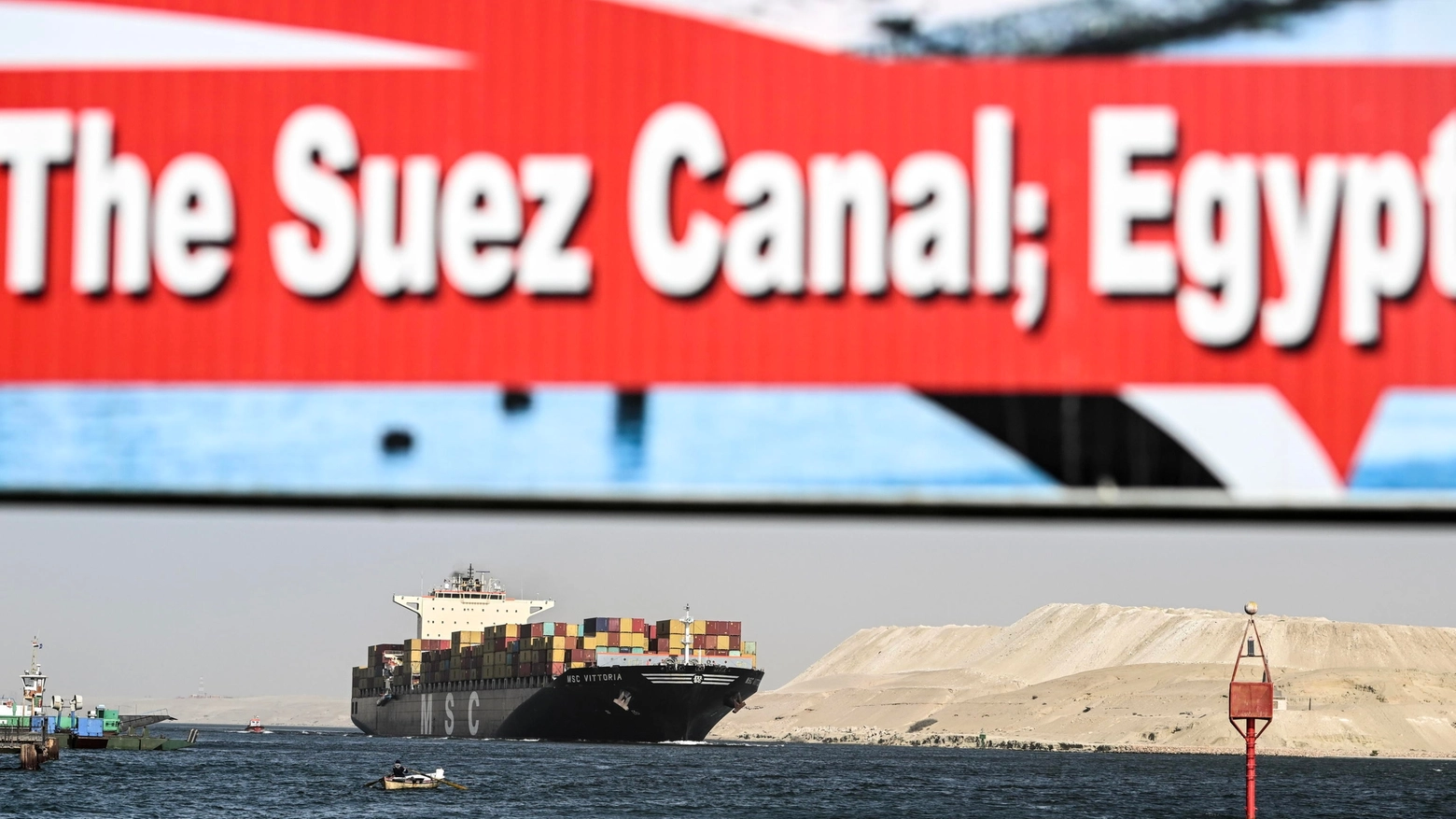 Crisi del Mar Rosso, una nave attraversa il Canale di Suez (Ansa)