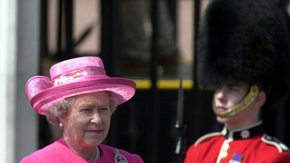 La regina Elisabetta e una guardia di Buckingham Palace ( Epa)