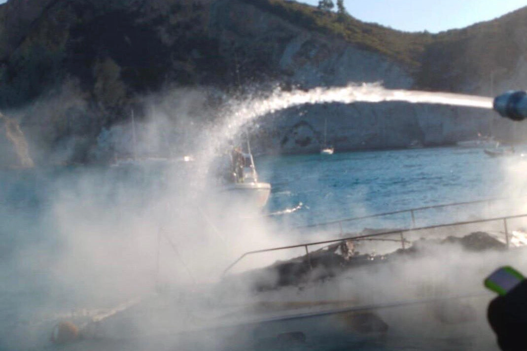 Uno yacht di circa dodici metri ha preso fuoco nelle acque di Ponza (Latina) 
