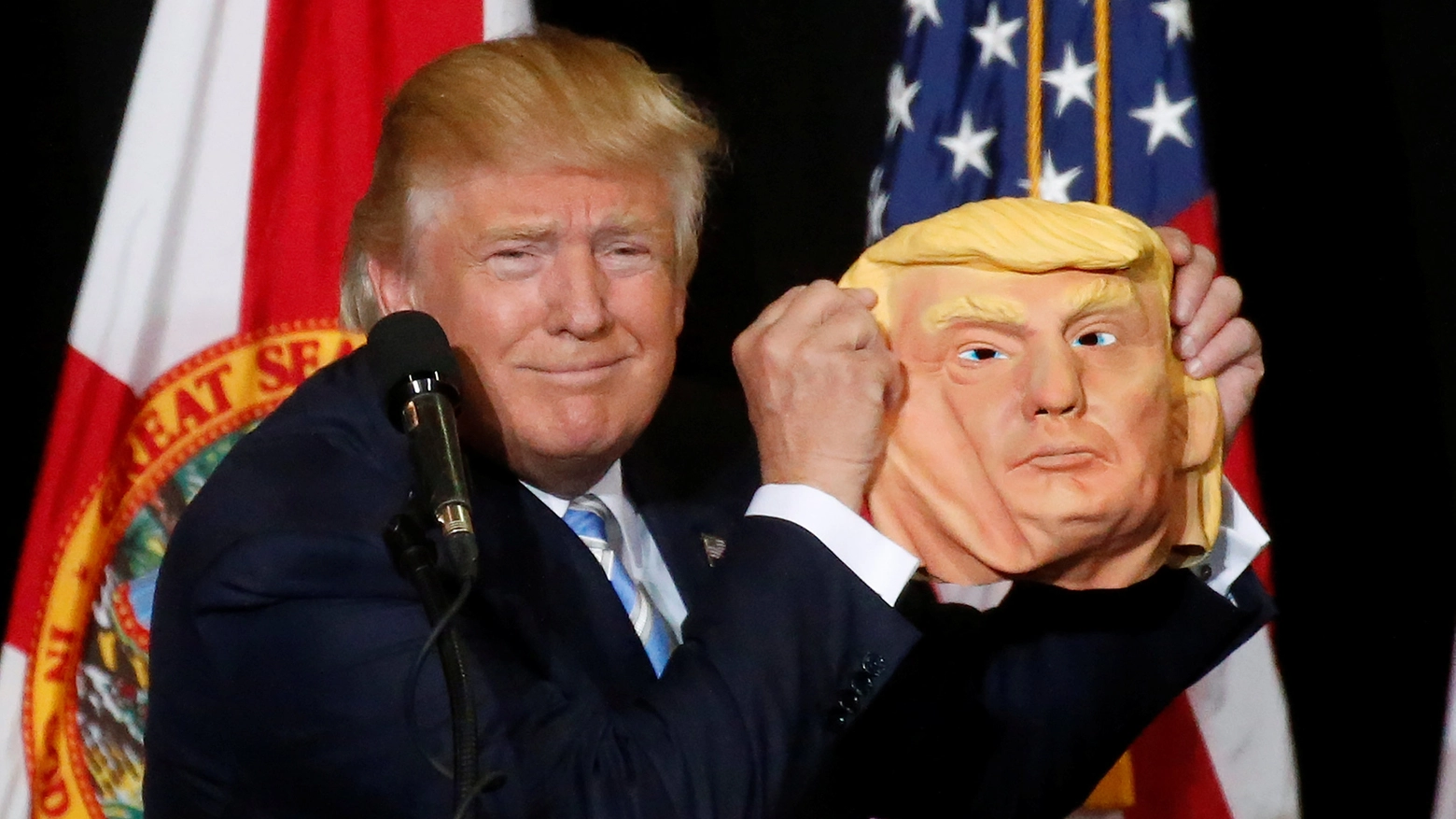 Trump con una maschera di se stesso