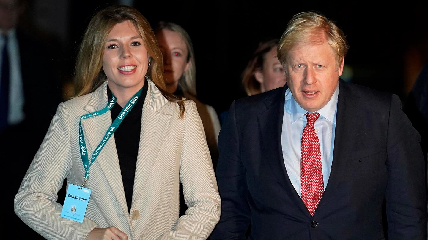 Il premier britannico Boris Johnson con la compagna Carrie Symonds (Ansa)