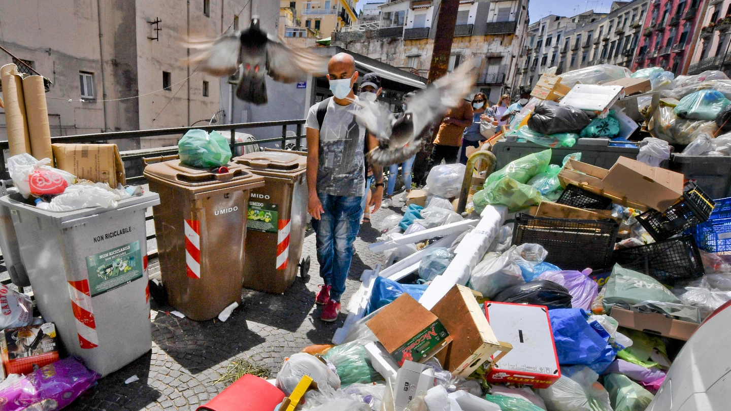 Cumuli di rifiuti a Napoli