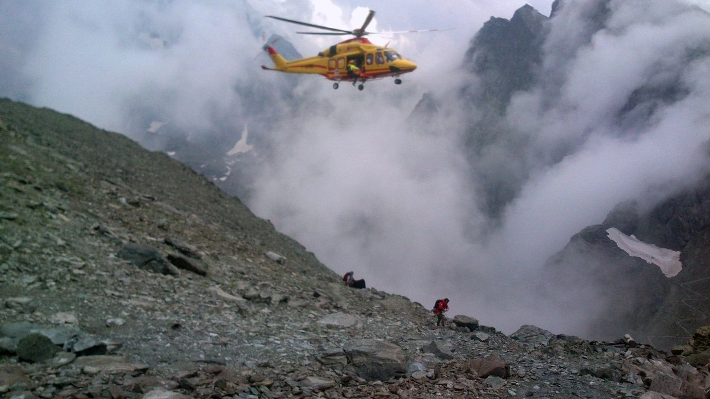 Un elicottero del soccorso alpino durante un intervento sul Monviso (Ansa)
