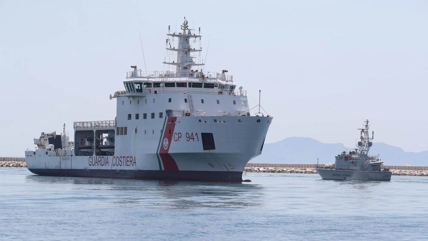 La nave Diciotti con a bordo 67 migranti fa il suo ingresso al porto di Trapani (Ansa)