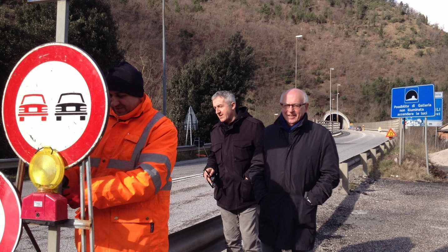 Da sinistra il vice sindaco Romini e il consigliere Di Tommaso seguono l’installazione del semaforo (foto Carnali)