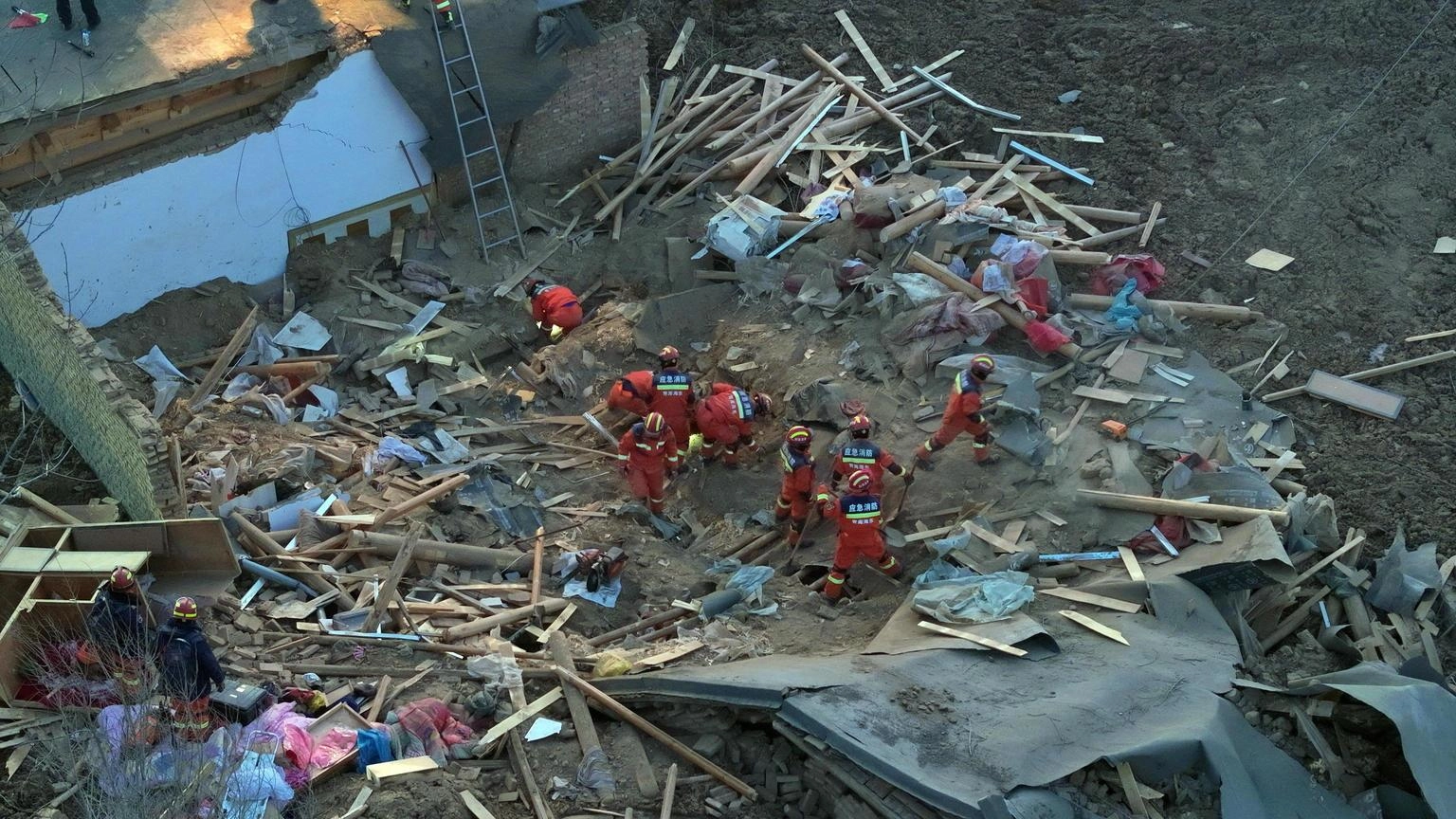Cina, il bilancio del terremoto sale a 131 morti e 980 feriti