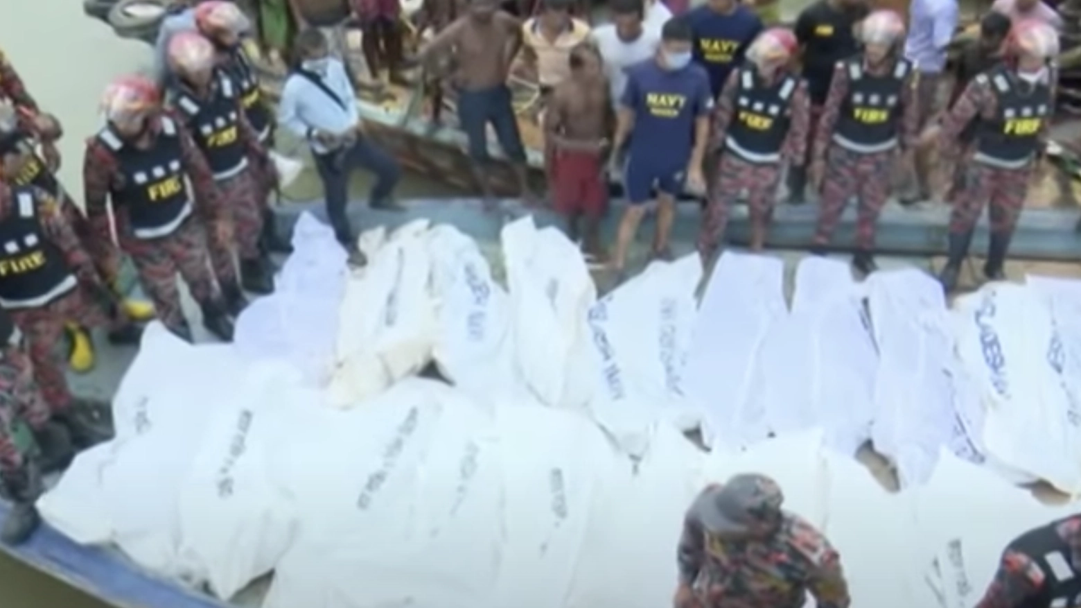 Bangladesh, i corpi recuperati delle vittime dello scontro fra traghetti