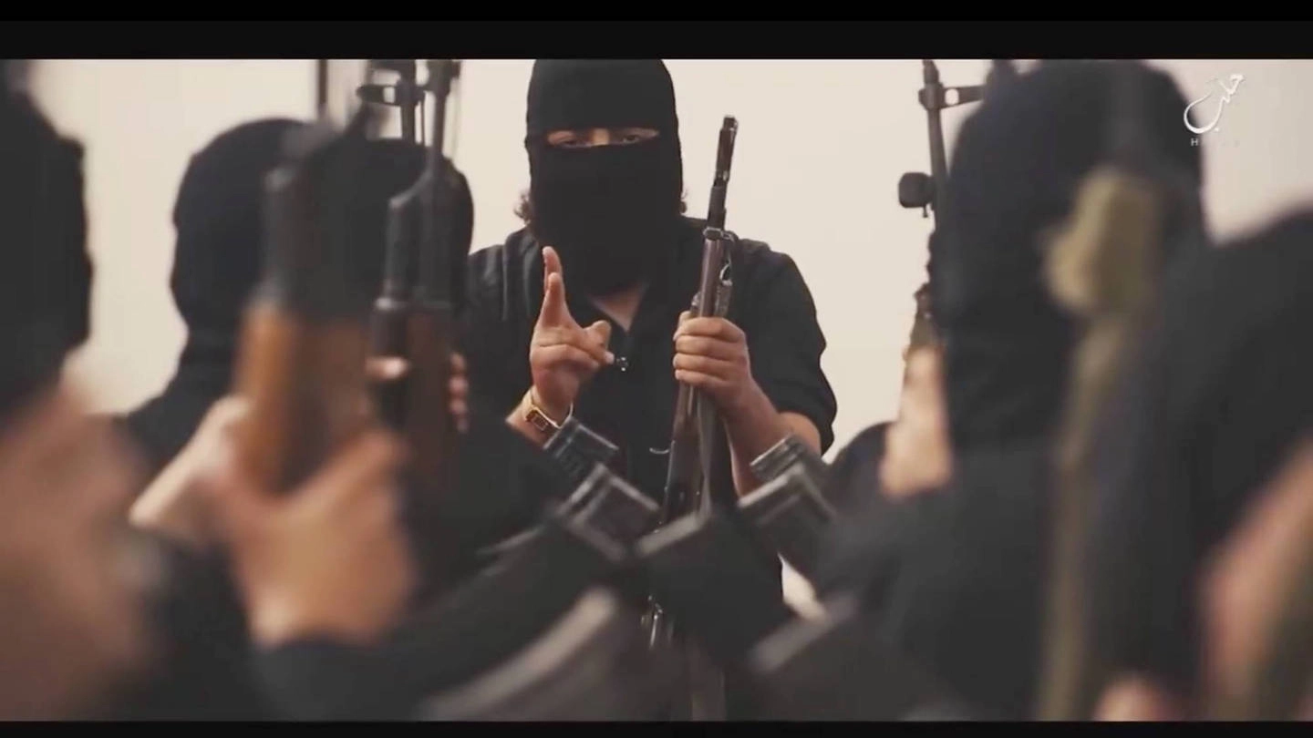Il frame di un video di propaganda Isis (Olycom)