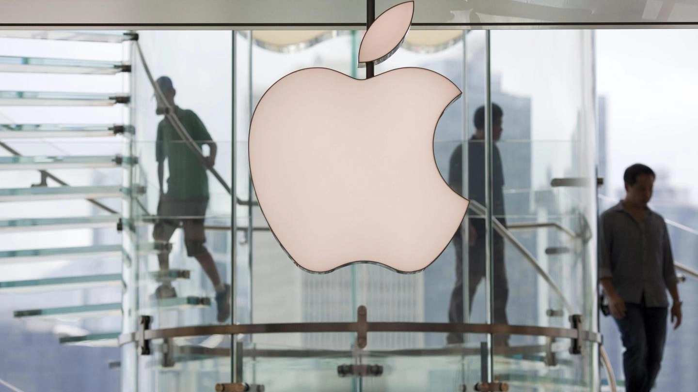 Il logo di Apple su uno degli store del colosso tecnologico (Ansa)