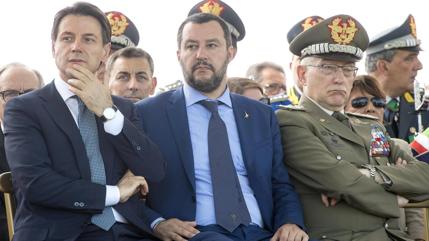 Giuseppe Conte e Matteo Salvini (da sin.) alla cerimonia della Guardia di Finanza (Ansa)