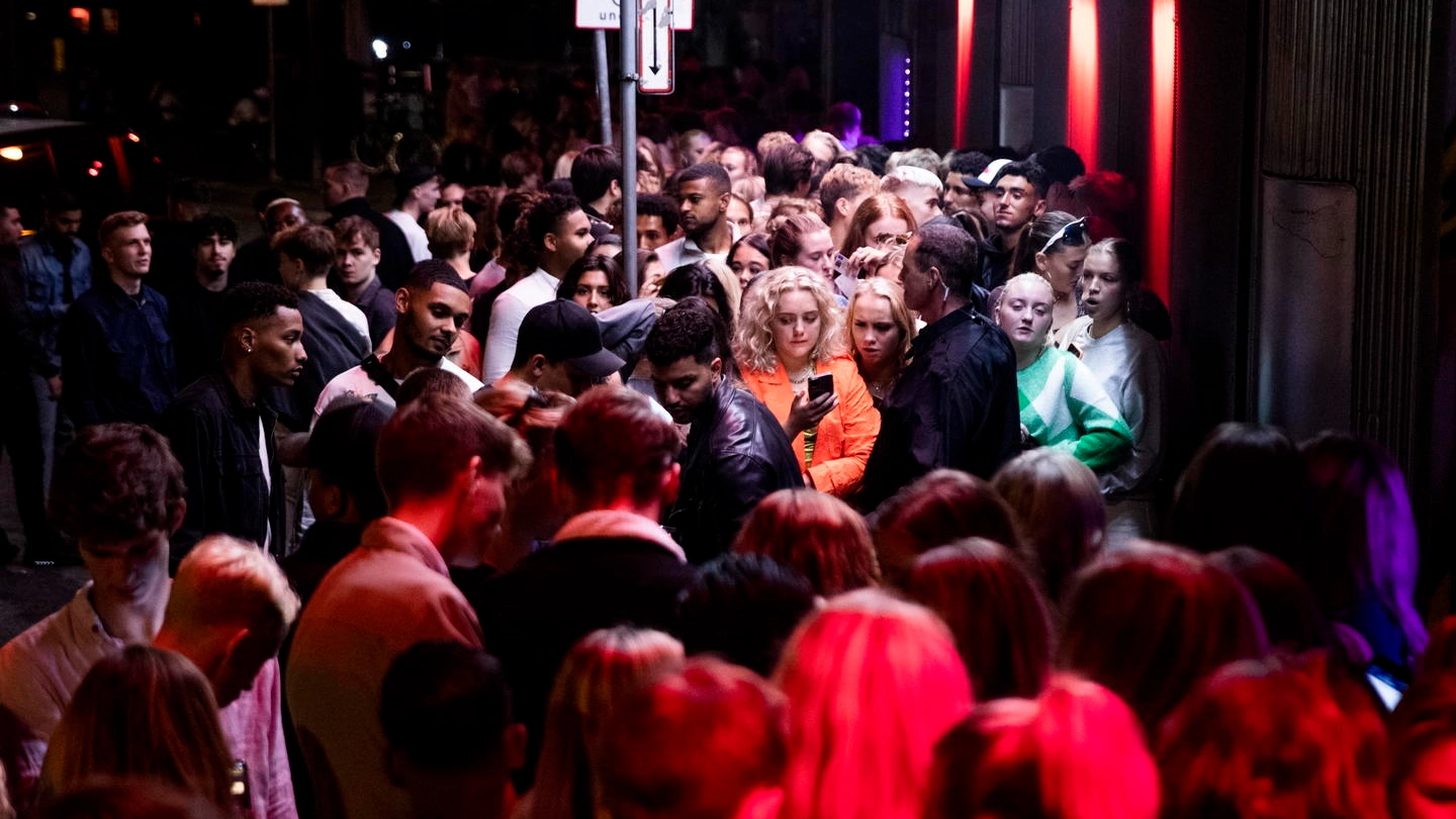 Fila fuori da una discoteca di Copenhagen dopo la fine delle restrizioni anti-Covid (Ansa)