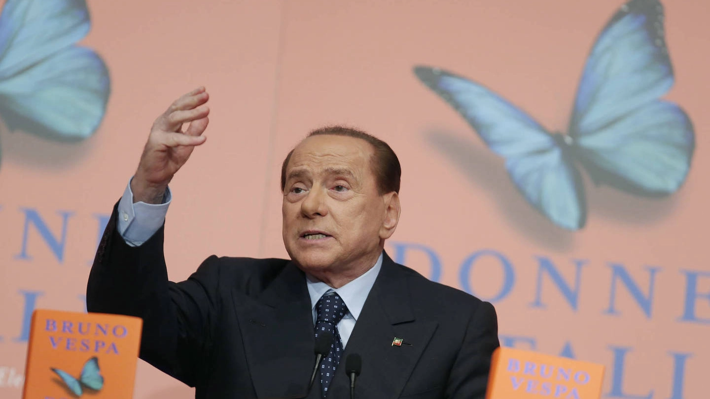 Berlusconi alla presentazione del libro di Vespa (Olycom)