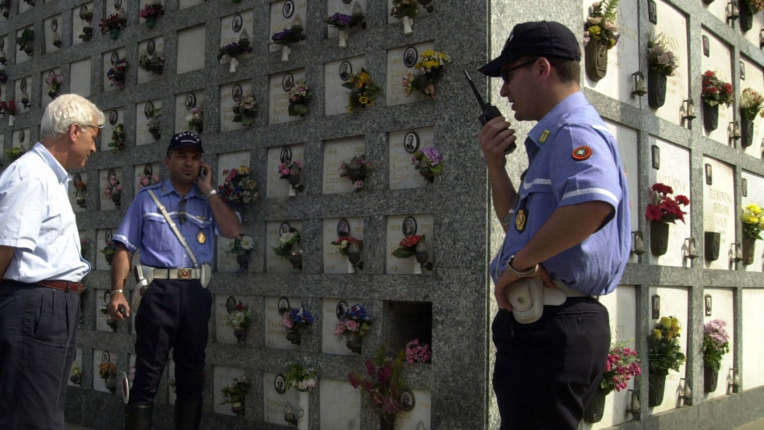 La polizia locale presidia le tombe