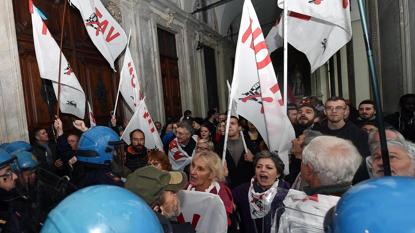 Tensioni davanti al comune di Torino (Ansa)
