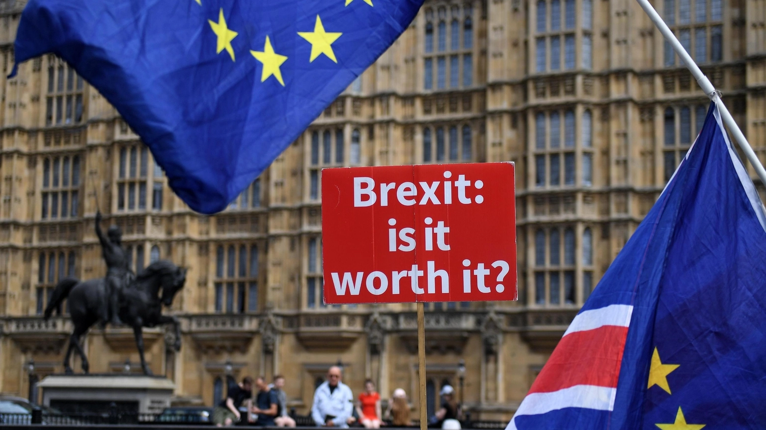 Sostenitori del "no-brexit" sventolano bandiere Ue di fronte al Parlamento a Londra (Ansa)