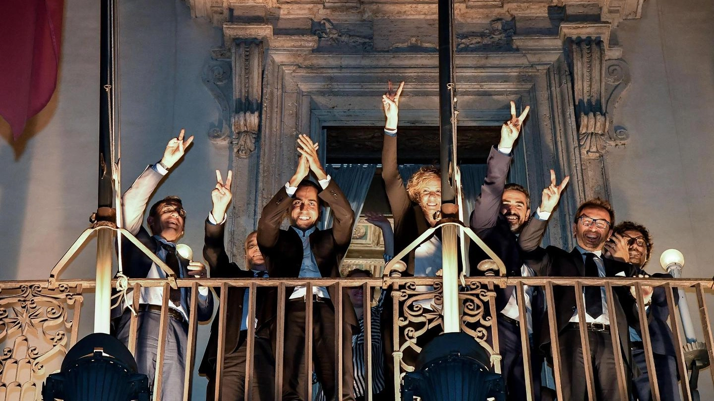 Di Maio e i ministri M5S affacciati dal balcone di Palazzo Chigi per esultare (Ansa)