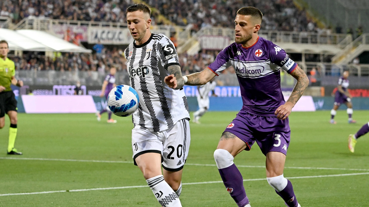 Federico Bernardeschi contro Cristiano Biraghi nell'ultimo Fiorentina-Juventus (Ansa)