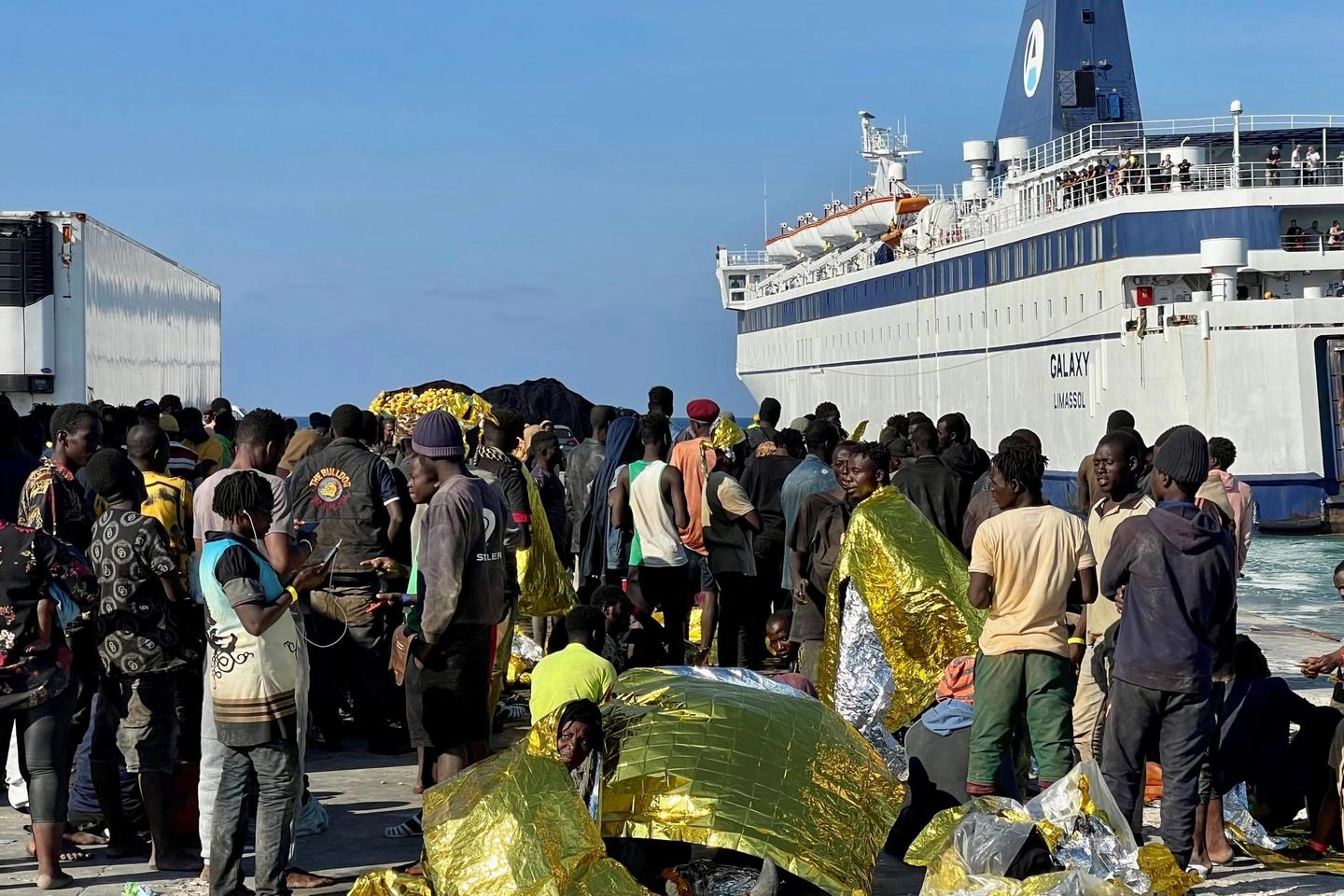 I migranti ammassati sul molo a Lampedusa