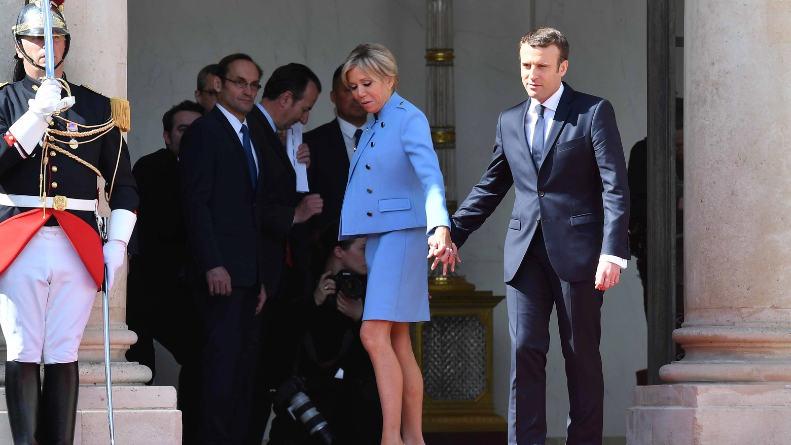 Emmanuel e Brigitte Macron all'Eliseo per l'insediamento (Lapresse)