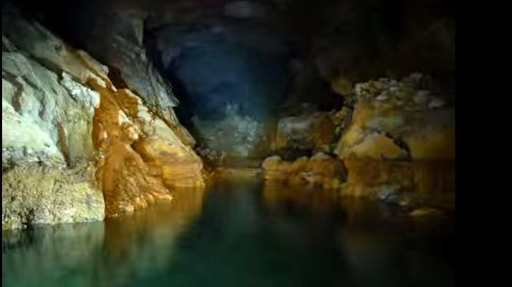 La grotta dove è bloccato l'uomo