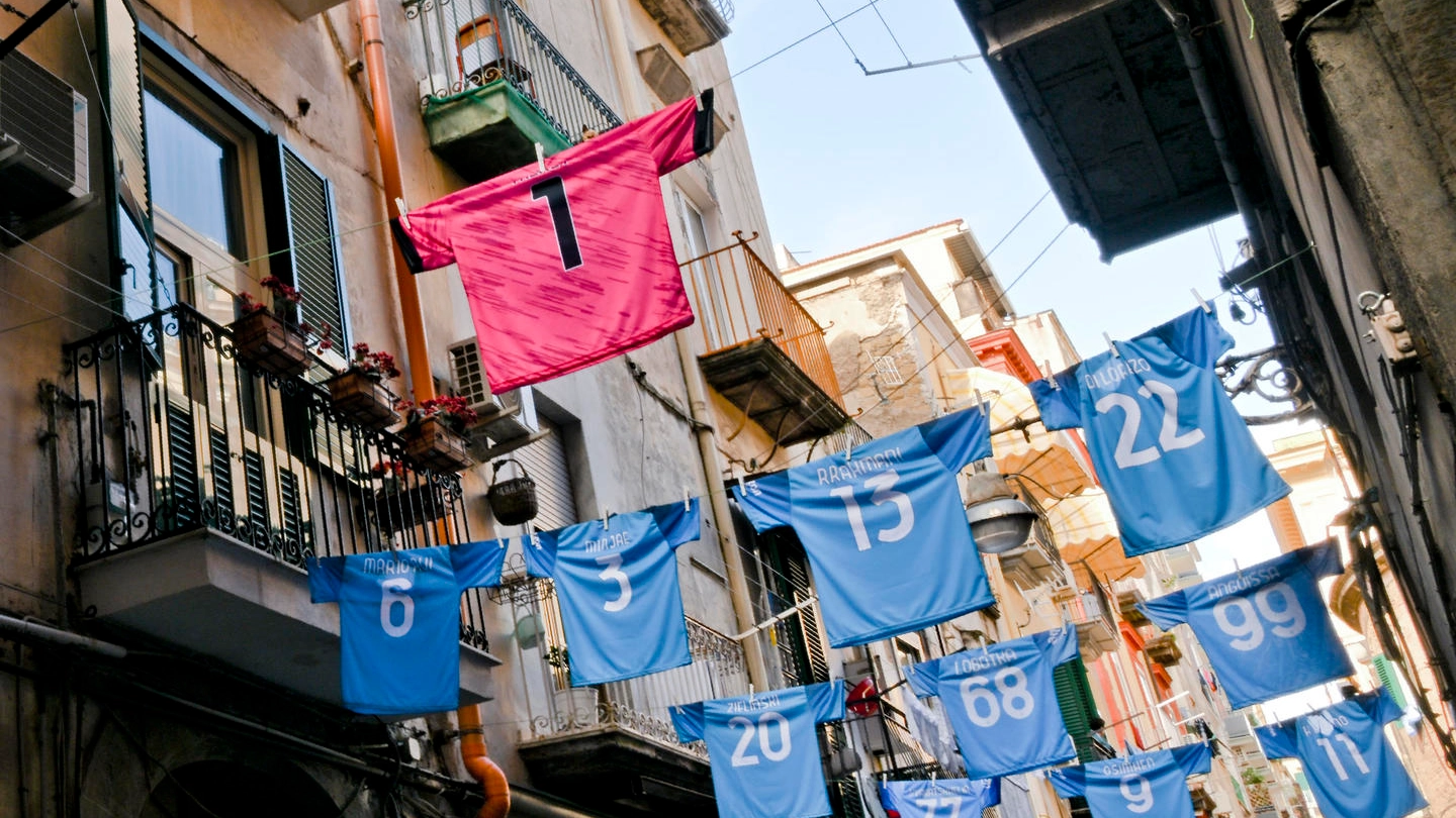 Napoli, le undici magliette dei giocatori esposte in un vicolo di Santa Lucia
