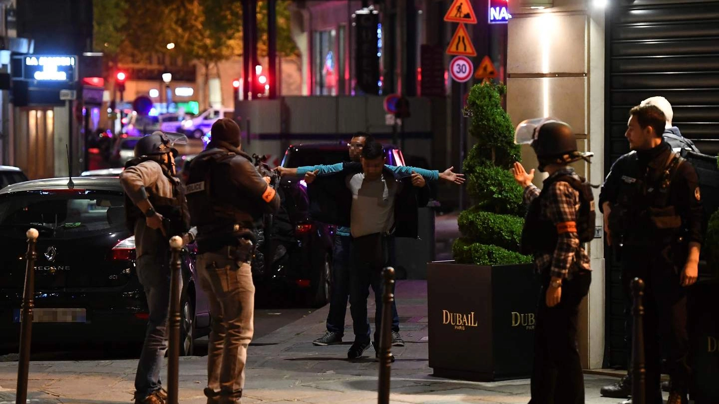 La polizia francese controlla alcune persone dopo la sparatoria sugli Champs Elysees (Afp)