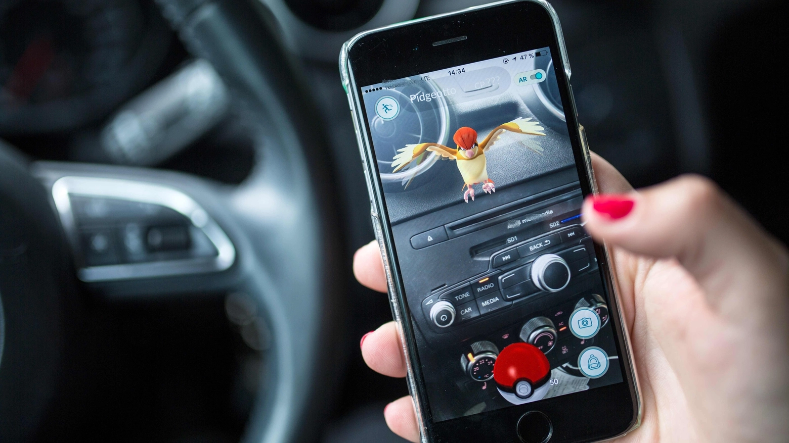 Pokemon Go, in molti giocano anche mentre sono alla guida (foto Afp)