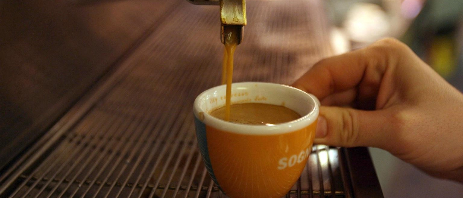 Secondo Assoutenti, nel 2023 gli italiani spenderanno 720 milioni di euro in più per la pausa-caffè rispetto al 2021. Il caffè più caro è a Bolzano, mentre quello più economico a Messina. Rincari fino al 36,4% in Calabria.