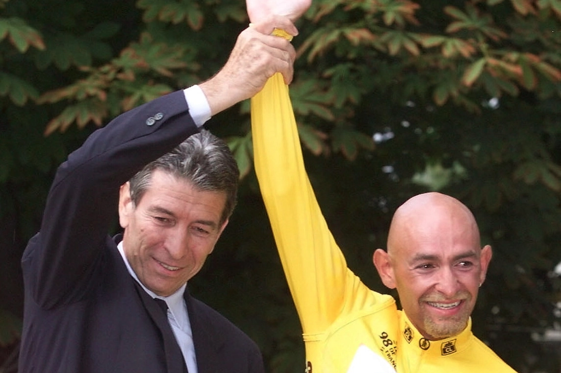 Felice Gimondi con Marco Pantani (Ansa)
