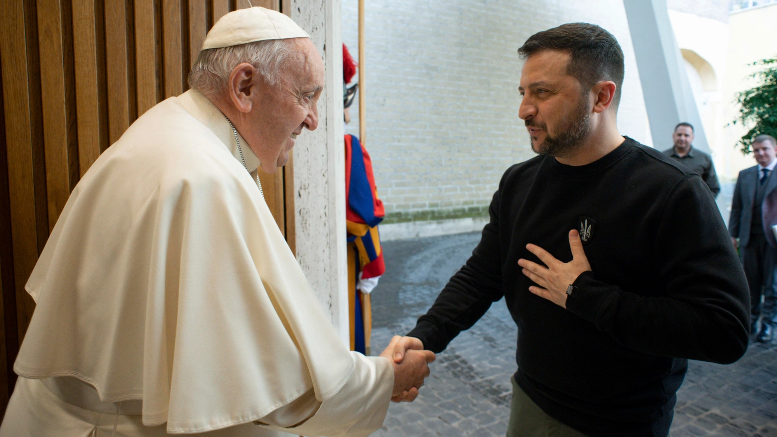 Zelensky accolto dal Papa in vaticano (Ansa)