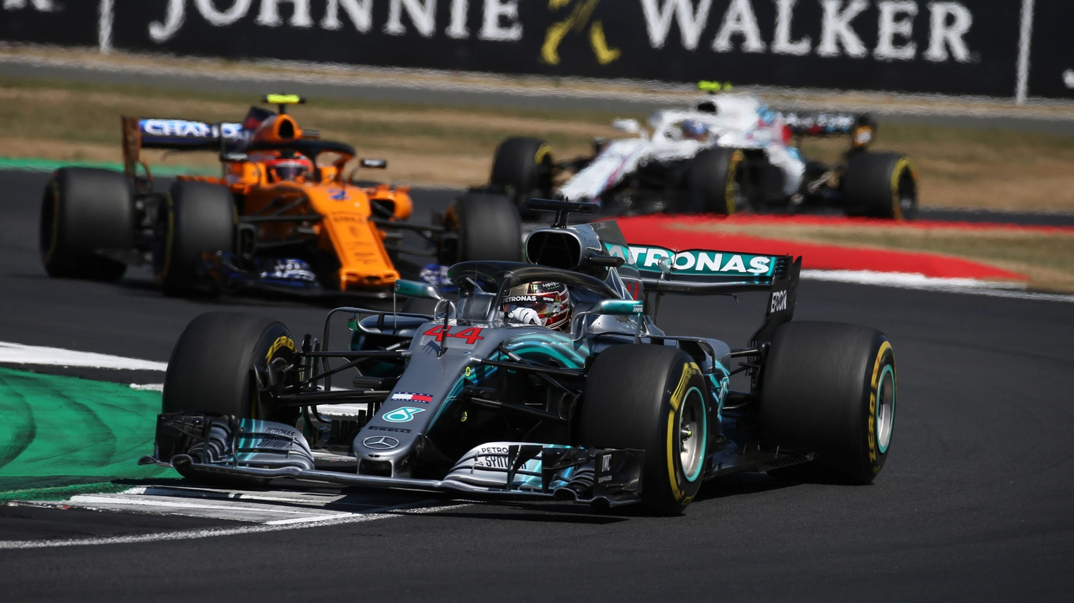 Lewis Hamilton in azione sul circuito di casa