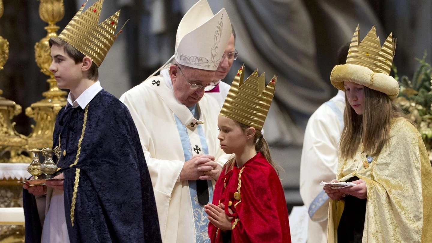 Il Papa alla messa per il nuovo anno (Ansa)