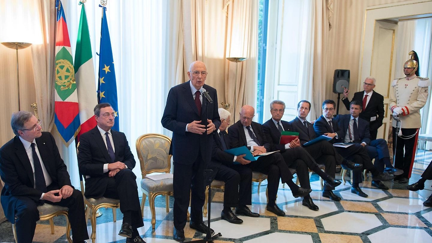 Il Presidente Giorgio Napolitano nel corso dell'incontro con il Consiglio Direttivo della Bce (Ansa)