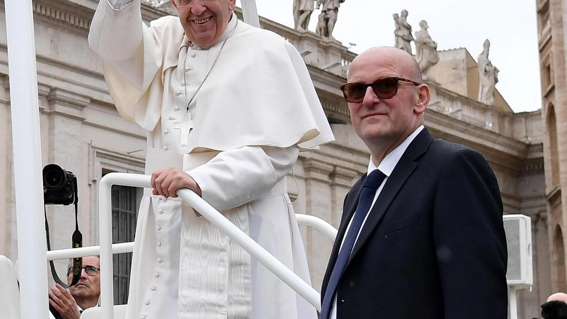 Papa Francesco con Domenico Giani, capo della sicurezza in Vaticano (Ansa) 