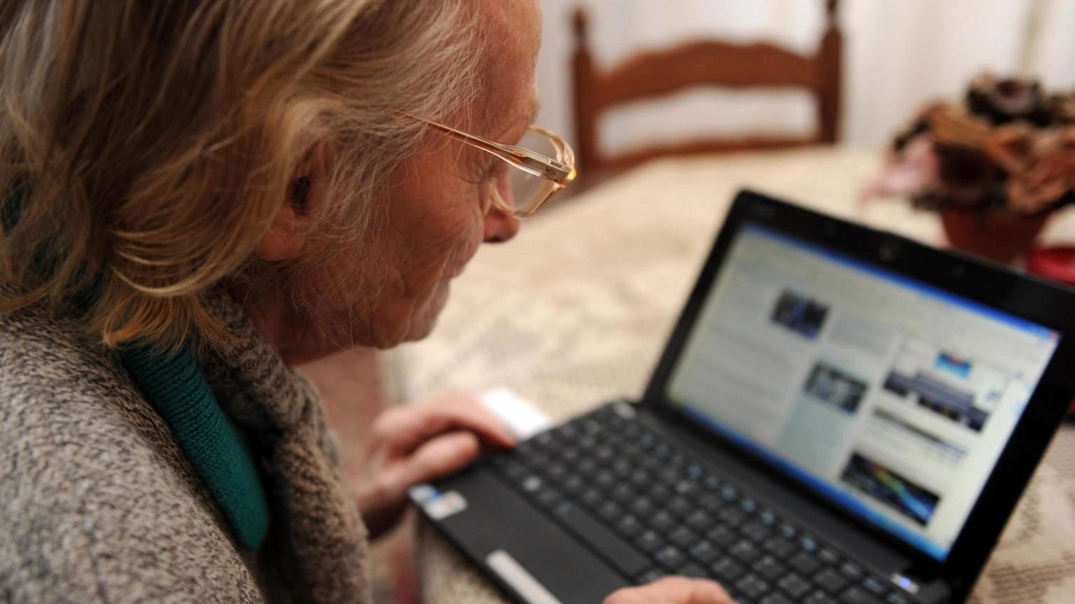 Istat, aumento l'uso della rete internet, anche fra anziani