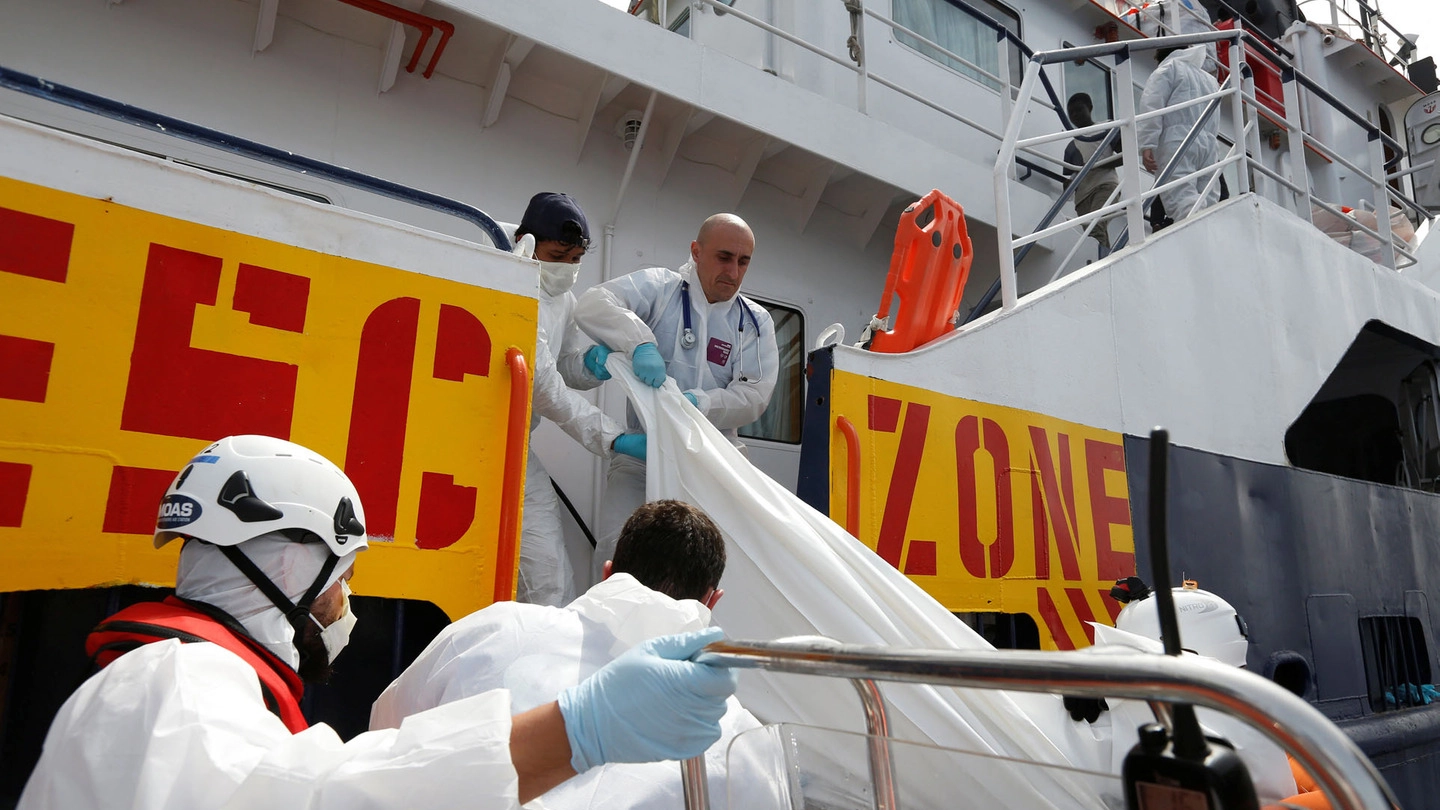 Il recupero dei cadaveri di alcuni migranti morti nel Canale di Sicilia (Lapresse)